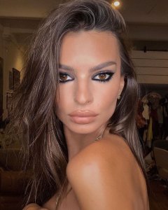 Emily Ratajkowski Sexy TheFappeningBlog.com 1.jpg