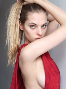 Dioni Tabbers Sideboob 1.jpg