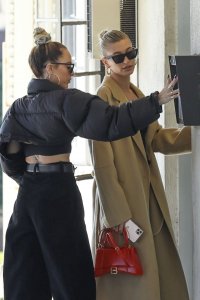 Hailey Bieber Braless Sexy TheFappeningBlog.com 11.jpg