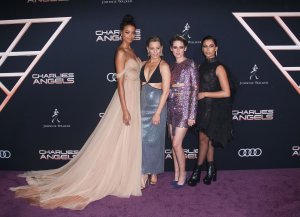 Elizabeth Banks Sexy TheFappeningBlog.com 48.jpg