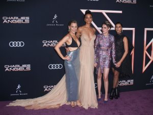 Elizabeth Banks Sexy TheFappeningBlog.com 52.jpg