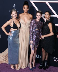 Elizabeth Banks Sexy TheFappeningBlog.com 115.jpg