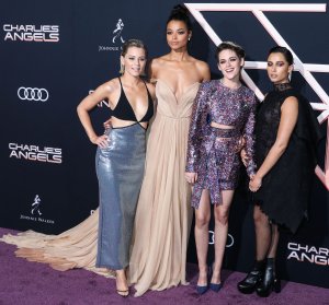 Elizabeth Banks Sexy TheFappeningBlog.com 116.jpg