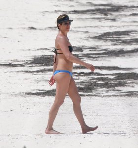 Jennifer Aniston in a Bikini 9.jpg