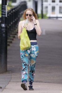 Sophie Turner Braless 5.jpg