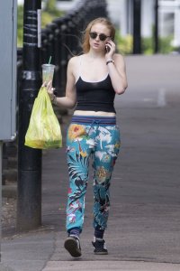 Sophie Turner Braless 11.jpg