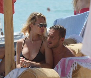 Ilary Blasi Bikini 4.jpg