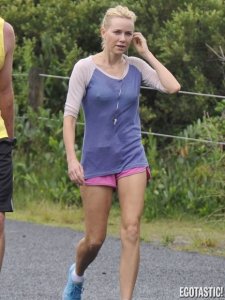 naomi-watts-nipple-pokes-jogging-sydney-03-435x580.jpg