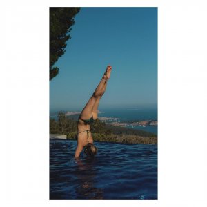 Kate Hudson in a Bikini 2.jpg
