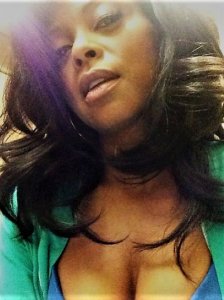 Taraji-P.-cleavage-selfie.jpg