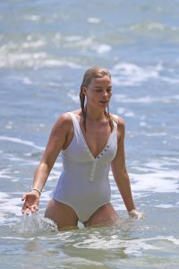 Margot Robbie Sexy 30.jpg