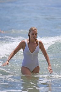 Margot Robbie Sexy 29.jpg