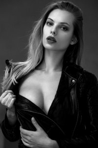 Dioni Tabbers Topless & Sexy 3.jpg