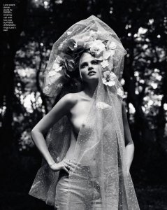 Lara Stone Topless.jpg
