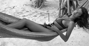 Sarah McDaniel Nude & Sexy 2.jpg