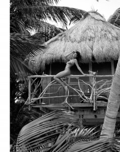 Sarah McDaniel Nude & Sexy 3.jpg