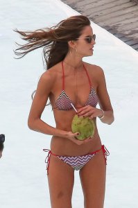 Izabel Goulart Sexy 4.jpg