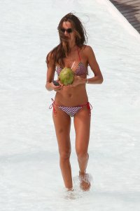 Izabel Goulart Sexy 7.jpg