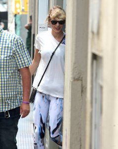 Taylor Swift Сameltoe 4.jpg