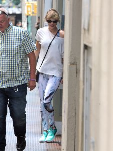 Taylor Swift Сameltoe 5.jpg