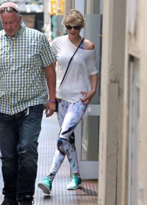 Taylor Swift Сameltoe 6.jpg