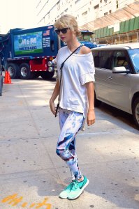 Taylor Swift Сameltoe 10.jpg