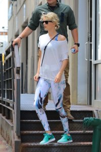 Taylor Swift Сameltoe 18.jpg