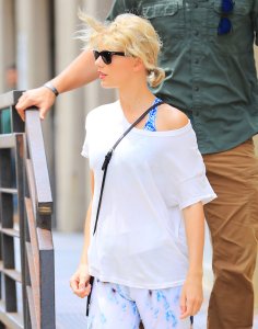 Taylor Swift Сameltoe 24.jpg