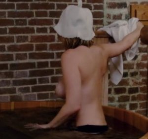 Chelsea Handler Topless 20.jpg