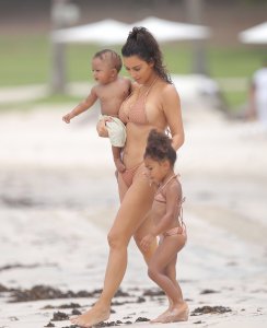 Kim Kardashian Sexy1 .jpg