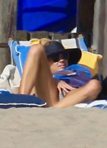 Charlotte McKinney Sexy 33.jpg