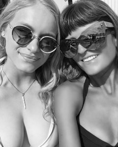 Leven Rambin Cleavage 1.jpg