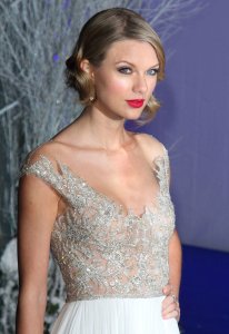 taylor-swift-winter-whites-gala-2013--12_Starbeat.ru.jpg