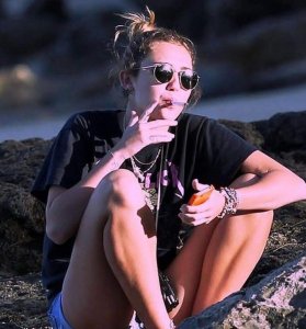 Miley Cyrus TheFappeningBlog.com 1.jpg