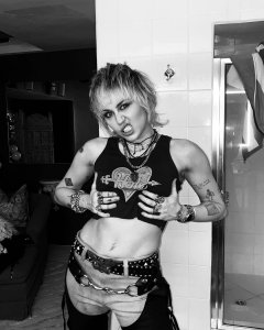 Miley Cyrus TheFappeningBlog.com 1.jpg