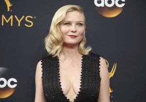 Kirsten Dunst Cleavage 10.jpg