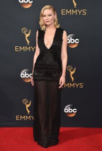 Kirsten Dunst Cleavage 99.jpg