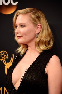 Kirsten Dunst Cleavage 98.jpg