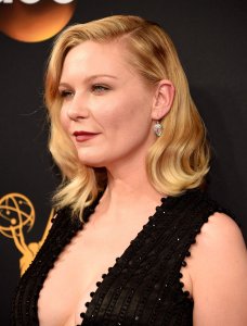 Kirsten Dunst Cleavage 102.jpg