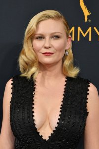 Kirsten Dunst Cleavage 109.jpg