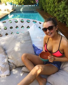 Lauren Esposito Cleavage .jpg