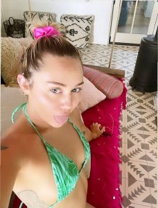 Miley Cyrus TheFappeningBlog.com 1.jpg