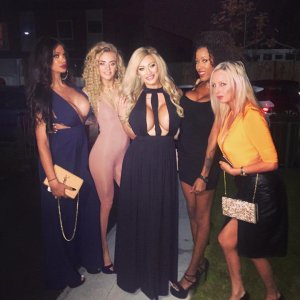 Sophie Dalzell Boobs Inst 4.jpg