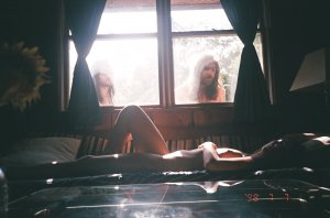 Lola Kirke Nude 13.jpg