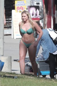Iskra Lawrence Sexy 5.jpg