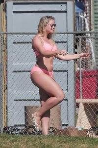 Iskra Lawrence Sexy 34.jpg