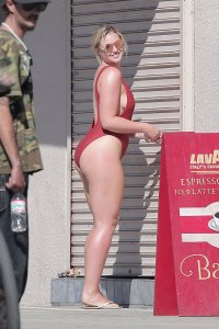 Iskra Lawrence Sexy 25.jpg