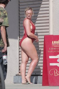 Iskra Lawrence Sexy 19.jpg