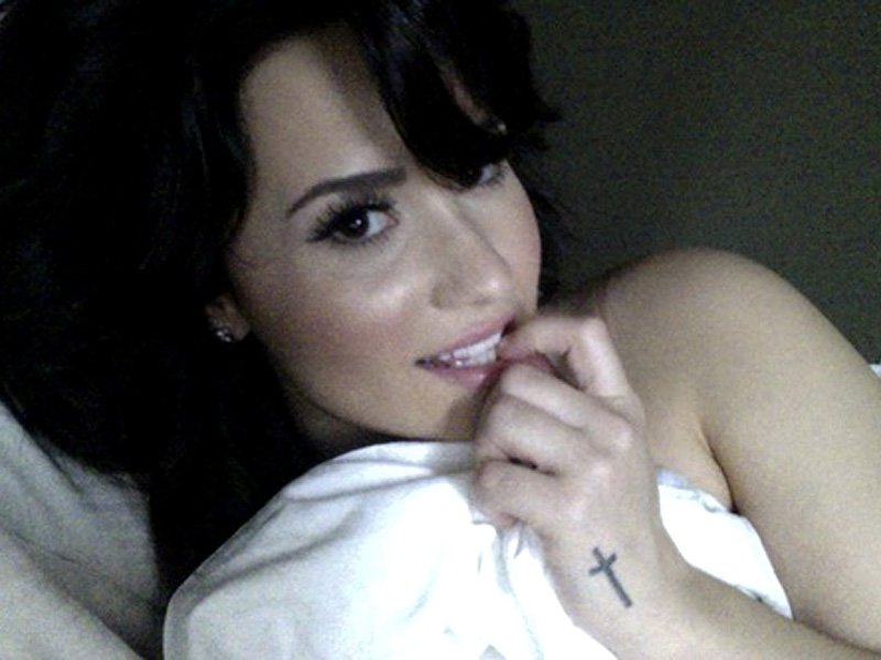Demi Lovato Naked (3 New Photos)