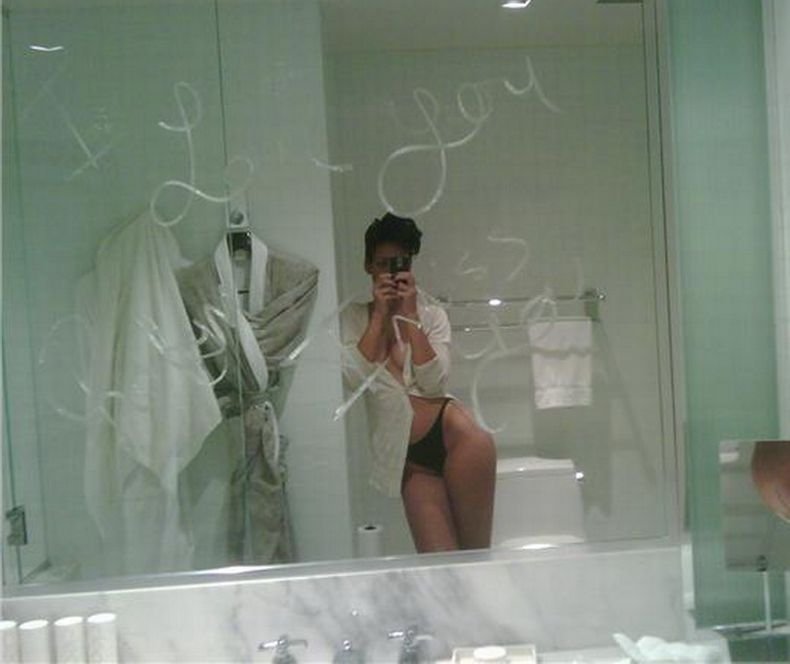 Rihanna Naked (9 New Photos)